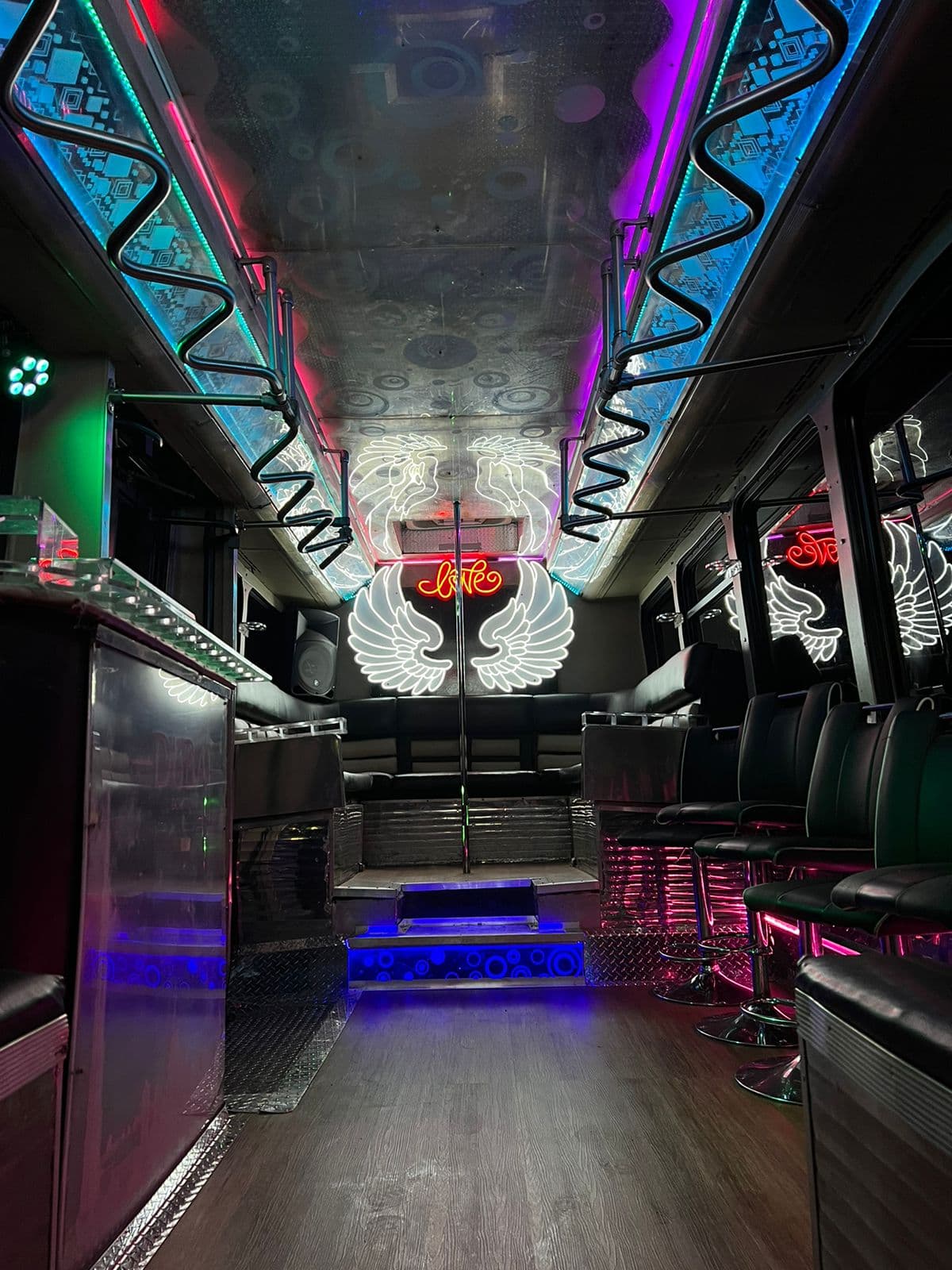 Interior del Cantaritos Party Bus con luces neon